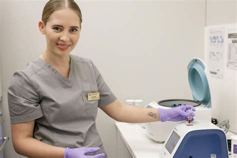 Medicinos personalas ruošia kraujo perpylimą