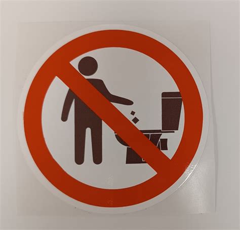 Žmogus išmeta šiukšles į šiukšliadėžę, o ne į tualetą