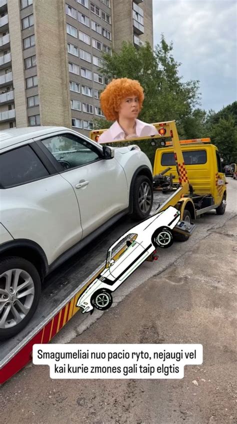 Vaizdas po automobiliu, rodantis kuro liniją