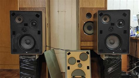 Telefunken TL800 kolonėlės eksponuojamos muziejuje