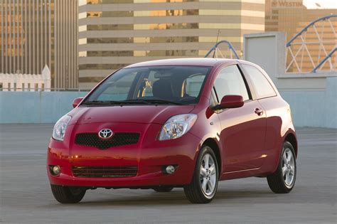 Toyota Yaris 2007 galinė dalis su išmetimo vamzdžiu