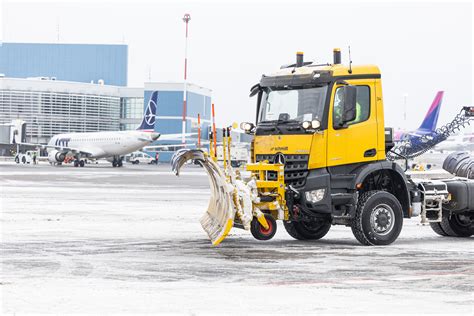 Naujas sniego valymo automobilis oro uoste