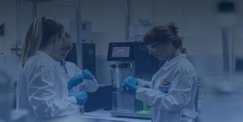 Biofarmacijos laboratorija su kompiuteriais