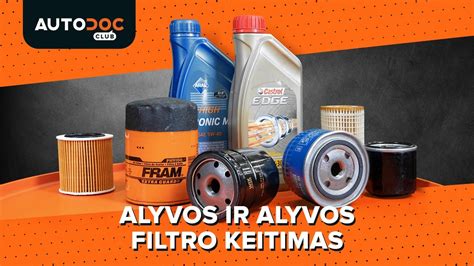Mechanikas keičia alyvos filtrą automobilyje