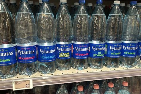 Skirtingų tipų vandens buteliuose etiketės