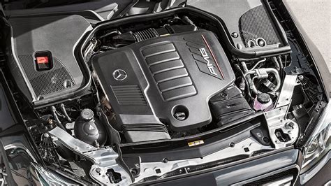 Automobilio variklio vidus su tepalo filtru