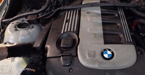 BMW E46 oro filtro dėžės vieta variklio skyriuje