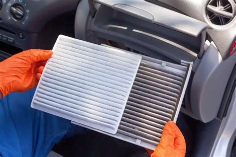 Schematinis automobilio oro srauto per salono filtrą pavaizdavimas