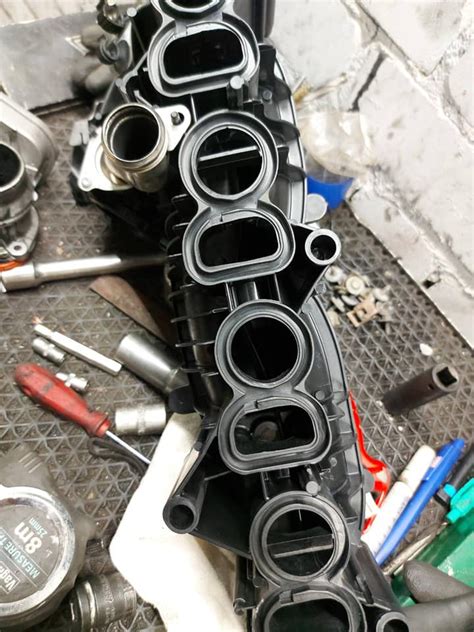 Automobilio variklio įsiurbimo kolektorius su anglies nuosėdomis
