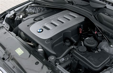 BMW E61 variklio skyrius su pažymėtu vėdinimo filtru