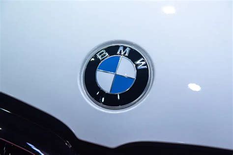 BMW logotipas ir automobilio dalies pakuotė