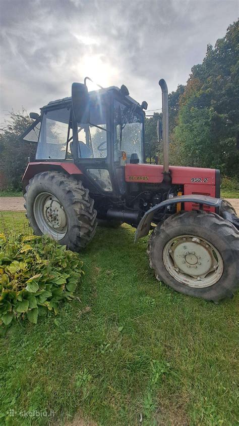 MTZ 952 traktorius lauke