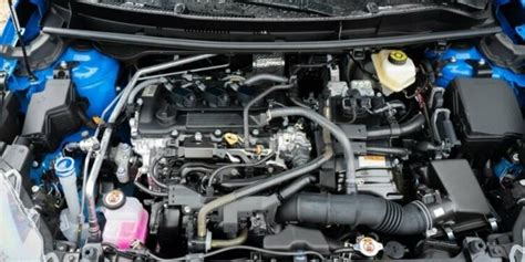 Automobilio variklio skyrius su įvairiais filtrais