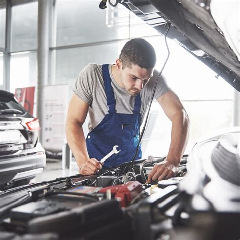 Profesionalus mechanikas pildo DPF skystį automobilyje