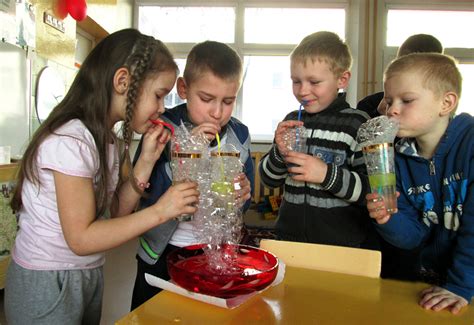 Vaikai atlieka vandens eksperimentus