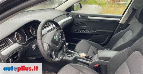 švarus automobilis lauke