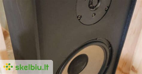 Nuotrauka su įvairiais garsiakalbiais ir kolonėlių dalimis