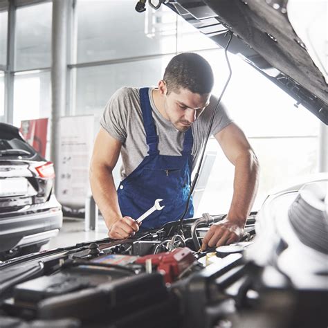 Autoserviso mechanikas, dirbantis su „Nissan“ automobiliu