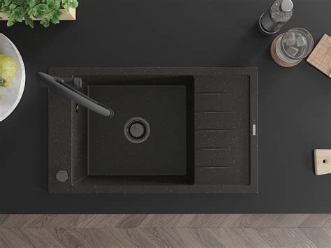Virtuvės kriauklė su sumontuotu vandens filtru po ja