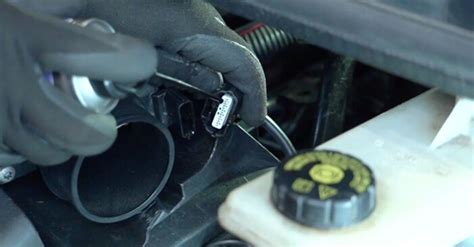 Opel Vectra oro filtro korpuso atidarymas naudojant sagtis
