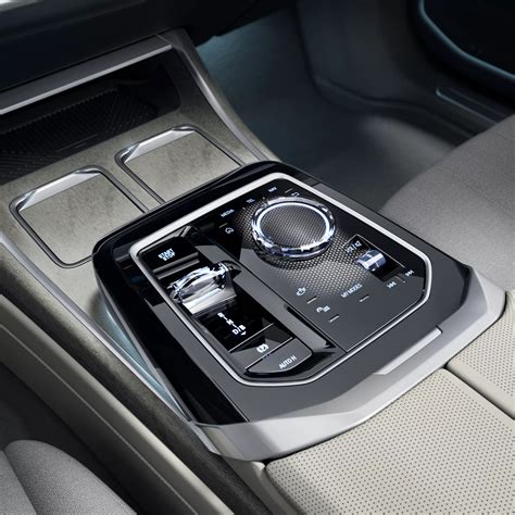 BMW E serijos automobilio interjeras su akcentu ant garsiakalbių
