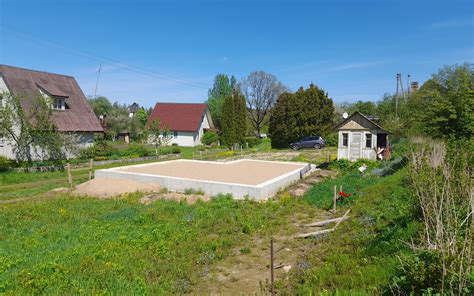 Sklypas su terasomis ir išsaugota medžių aplinka