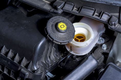 Nuotrauka, vaizduojanti FAP skysčio talpos vietą automobilyje