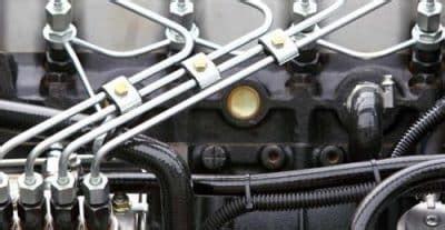 Schematinis automobilio degalų tiekimo sistemos pavaizdavimas su kuro filtru