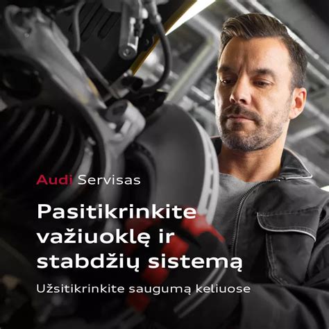 Automobilio servisas, mechanikas keičia filtrą