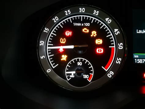 Automobilio prietaisų skydelis su užvedimo rakto simboliu