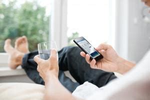 Druskos talpos ir jonų mainų proceso iliustracija