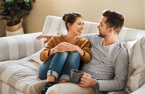 Vyras ir moteris su skirtingais akiniais lauke ir viduje