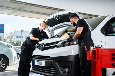 Mechanikas keičia automobilio salono filtrą