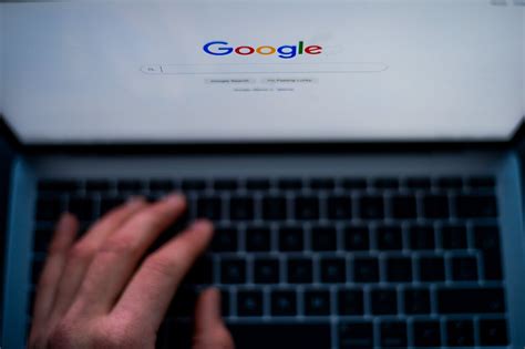 Žmogus rašo paieškos užklausą Google