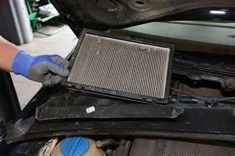 BMW E32 salono filtras prieiga vadovas