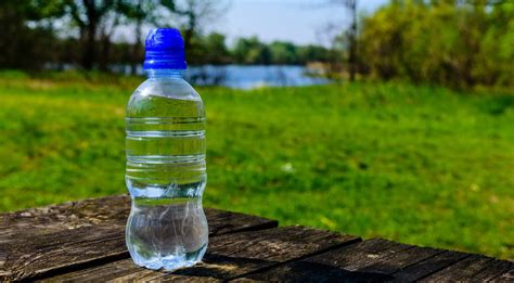 Scheminis naminio vandens filtro iš plastikinio butelio pavaizdavimas