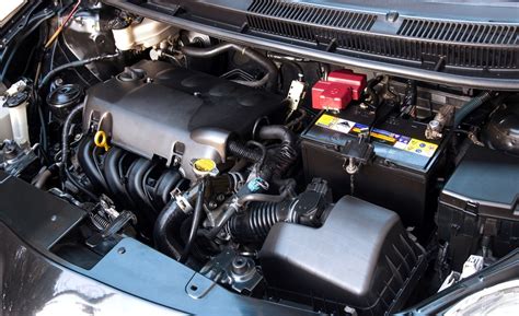 Juodas kuro filtras ant automobilio variklio