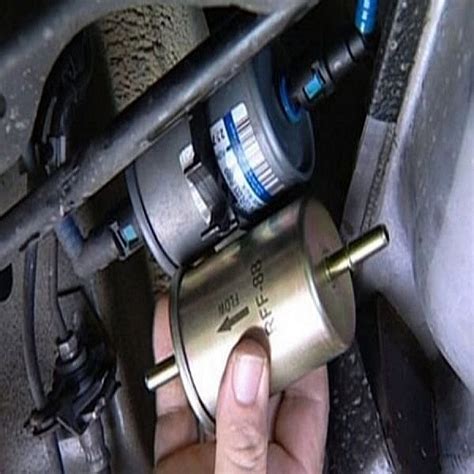 Automobilio kuro sistema su kuro filtru