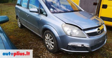 Opel Zafira automobilis šaltu oru