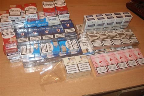 įvairių dydžių ir tipų cigarečių popieriaus pakuotės
