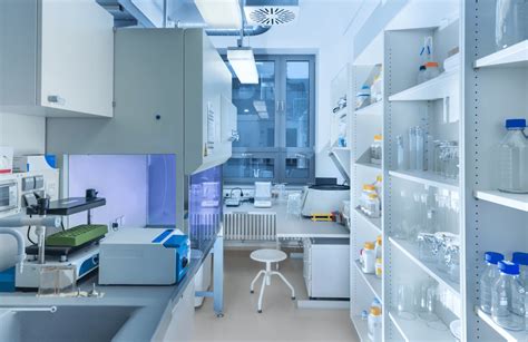 Laboratorinė įranga, vaizduojanti vandens analizę