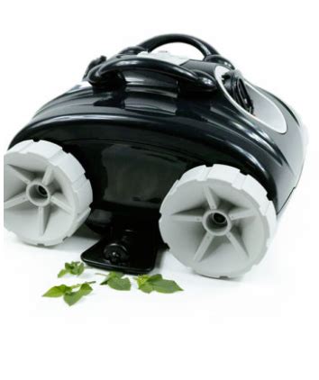 Automatinis baseino valymo robotas veikimo metu