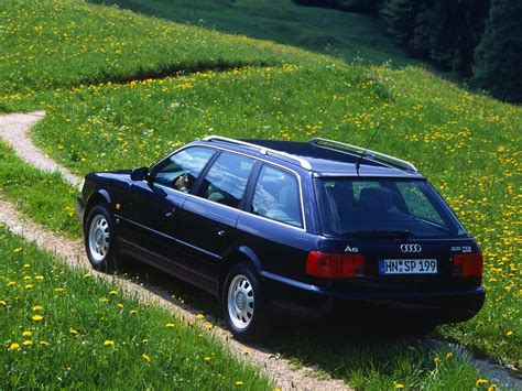 Audi A6 Avant 1994 automobilio variklio skyrius