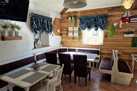 Poros flirtuoja kavinėje