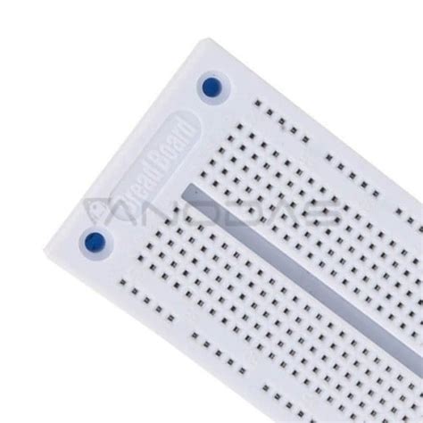 Maketo plokštės (breadboard) vaizdas su įstatytais komponentais