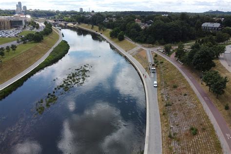 Upės, į kurią patenka neišvalytos nuotekos, palyginimas su švaria upe