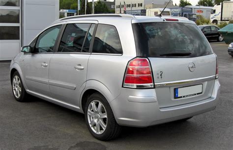Opel Zafira B salono filtro vieta po daiktadėže