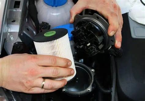 Mechanikas keičia Skoda Fabia kuro filtrą