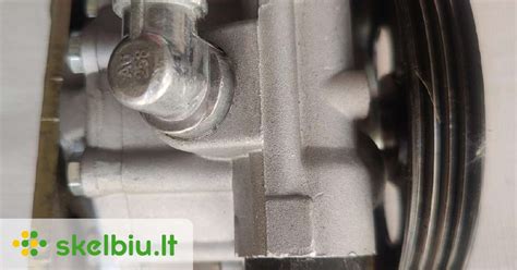 Mechanikas keičia vairo stiprintuvo siurblį